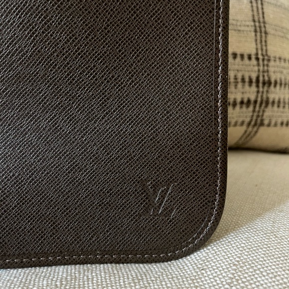 Authentic Louis Vuitton Taiga Brown Crossbody/Messanger Bag - Picture 9 of 9
